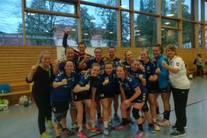 Freude nach die Spiel: Die Bezirksliga-Frauen feiern den ersten Sieg.